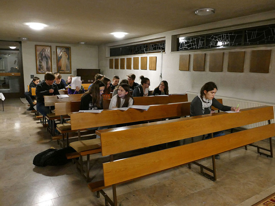 Firmvorbereitung mit Tauferinnerungsgottesdienst in St. Maria, Wolfhagen (Foto: Karl-Franz Thiede)